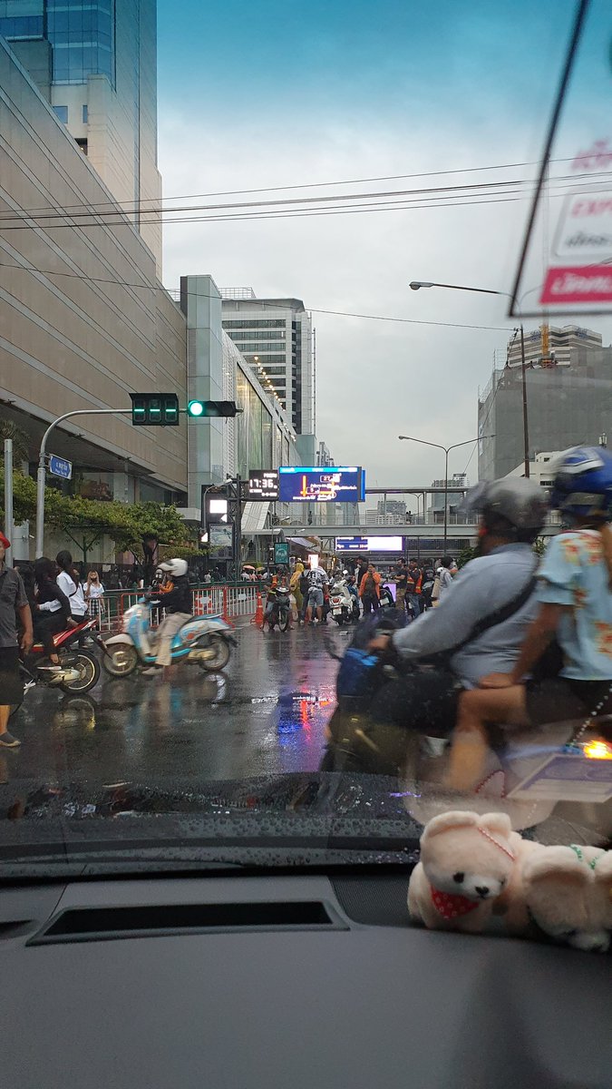 MsterPeTe's tweet photo. @js100radio กำลังจะไป รพ.รามาฯ อีกนิดนึงจะได้เลี้ยว แต่มีการปิดกั้นการจราจร บังคับรถเลี้ยวซ้าย เข้าซอยจุฬาฯ 12 หรือเลี้ยวขวากลับรถ https://t.co/xO4WNKw51C