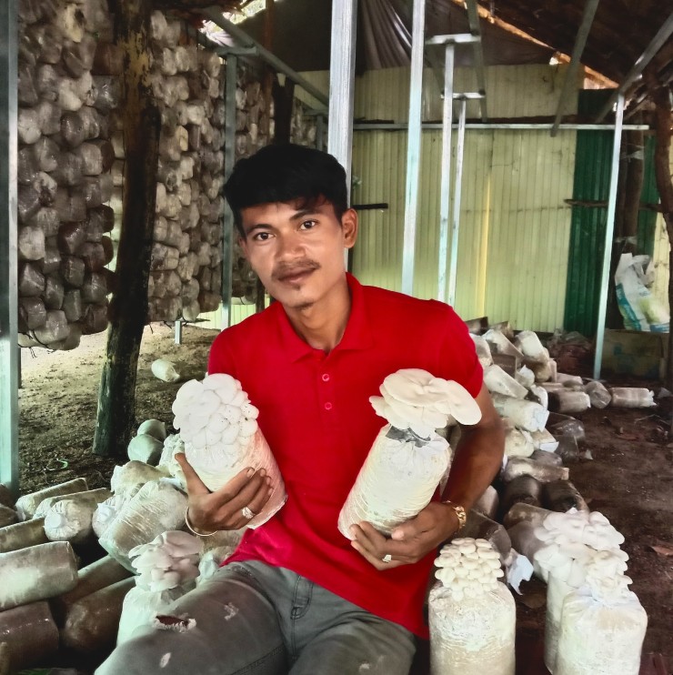 IccoUsa's tweet photo. Today it's #WorldFoodDay! We like to introduce some of our #FoodHeroes. They belong to the more than 500 mln smallholder farmers around the globe who are important agents in improving #foodsecurity &amp; income for their families.
➡️ https://t.co/fXCQYhEXTp https://t.co/Icmu60YTZ9