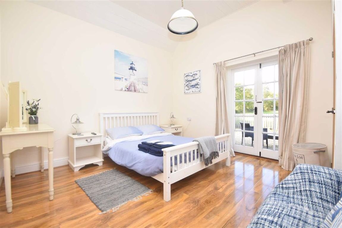 PughsAgents's tweet image. #ToLet
Staunton #Gloucestershire
£825pcm excl
Detached Cottage
Two Bedroom
Immaculately Presented
Spacious Accommodation
Available Immediately
Energy Rating E
a two bedroom detached bungalow which has seen a recent overhaul throughout
Available November 2020