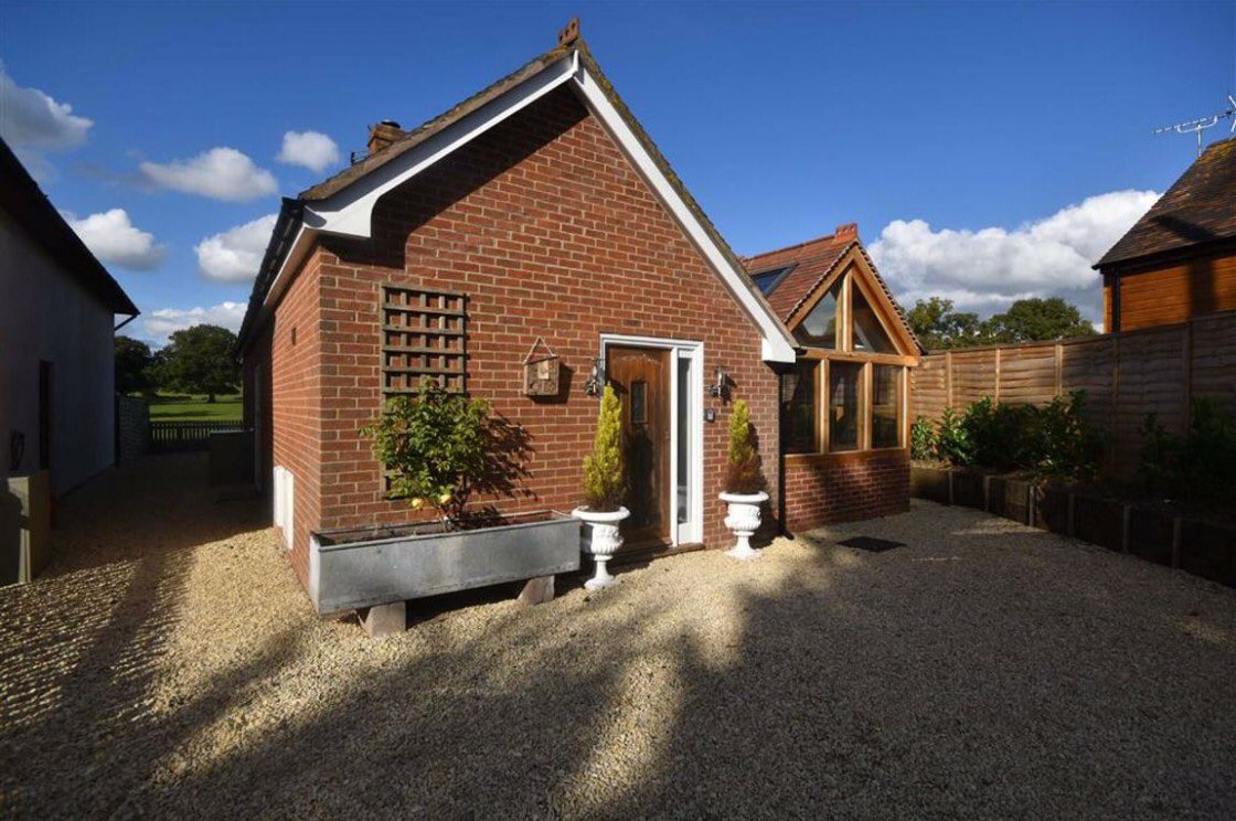 PughsAgents's tweet image. #ToLet
Staunton #Gloucestershire
£825pcm excl
Detached Cottage
Two Bedroom
Immaculately Presented
Spacious Accommodation
Available Immediately
Energy Rating E
a two bedroom detached bungalow which has seen a recent overhaul throughout
Available November 2020