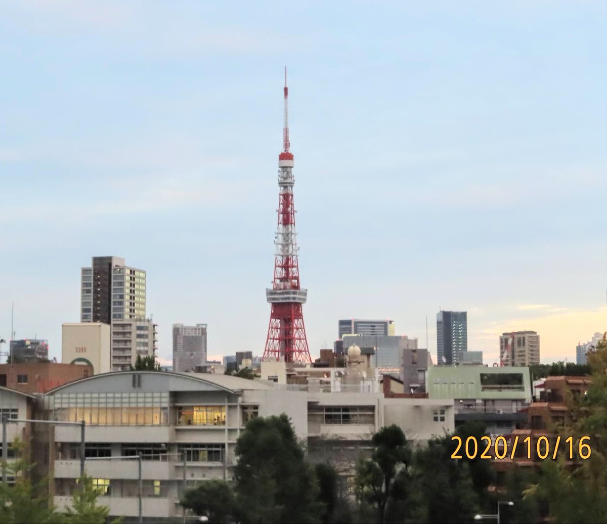 ノリコ 午後5時 六本木ヒルズから見えた東京タワー 防災無線から鳴ってた夕焼けチャイムは 夕焼け小焼けで日がくれて 山のお寺の鐘がなる 東京タワー ノリコ 午後5時 六本木ヒルズから見えた東京タワー 防災無線から鳴ってた夕焼けチャイムは 夕焼け小焼けで日がくれて 山のお寺の鐘がなる 東京タワー