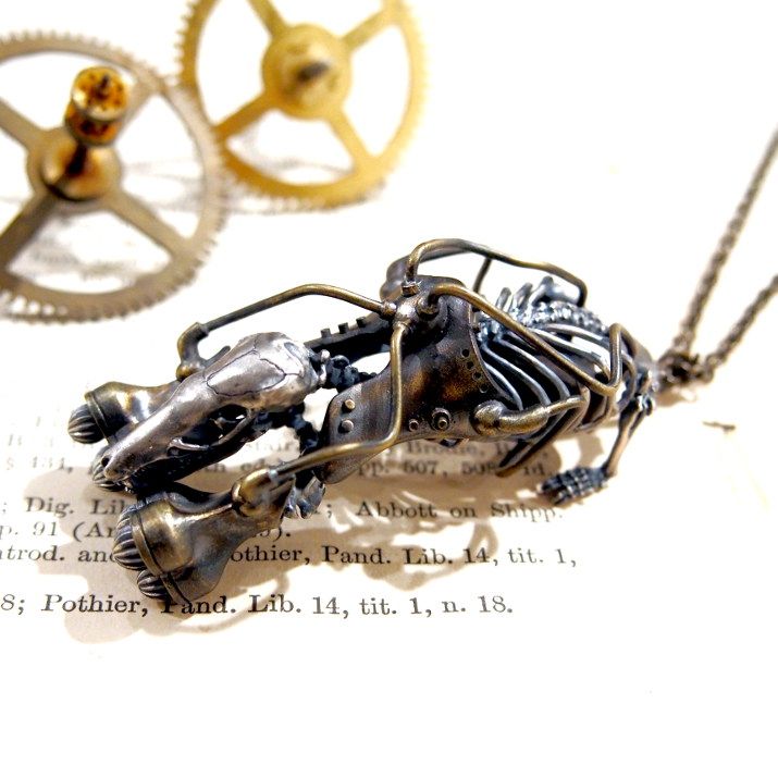 handmade_watch's tweet photo. 【nyui ニュイ boneネックレス モグラ掘削機ネックレス】
スチームパンク世界の地中では機械化されたモグラが活躍しているかもしれません。
通販→https://t.co/9AR8FZjZOD
#スチームパンク
#ネックレス
#nyui
#機械化フラグ https://t.co/ZkKyxkdBYB