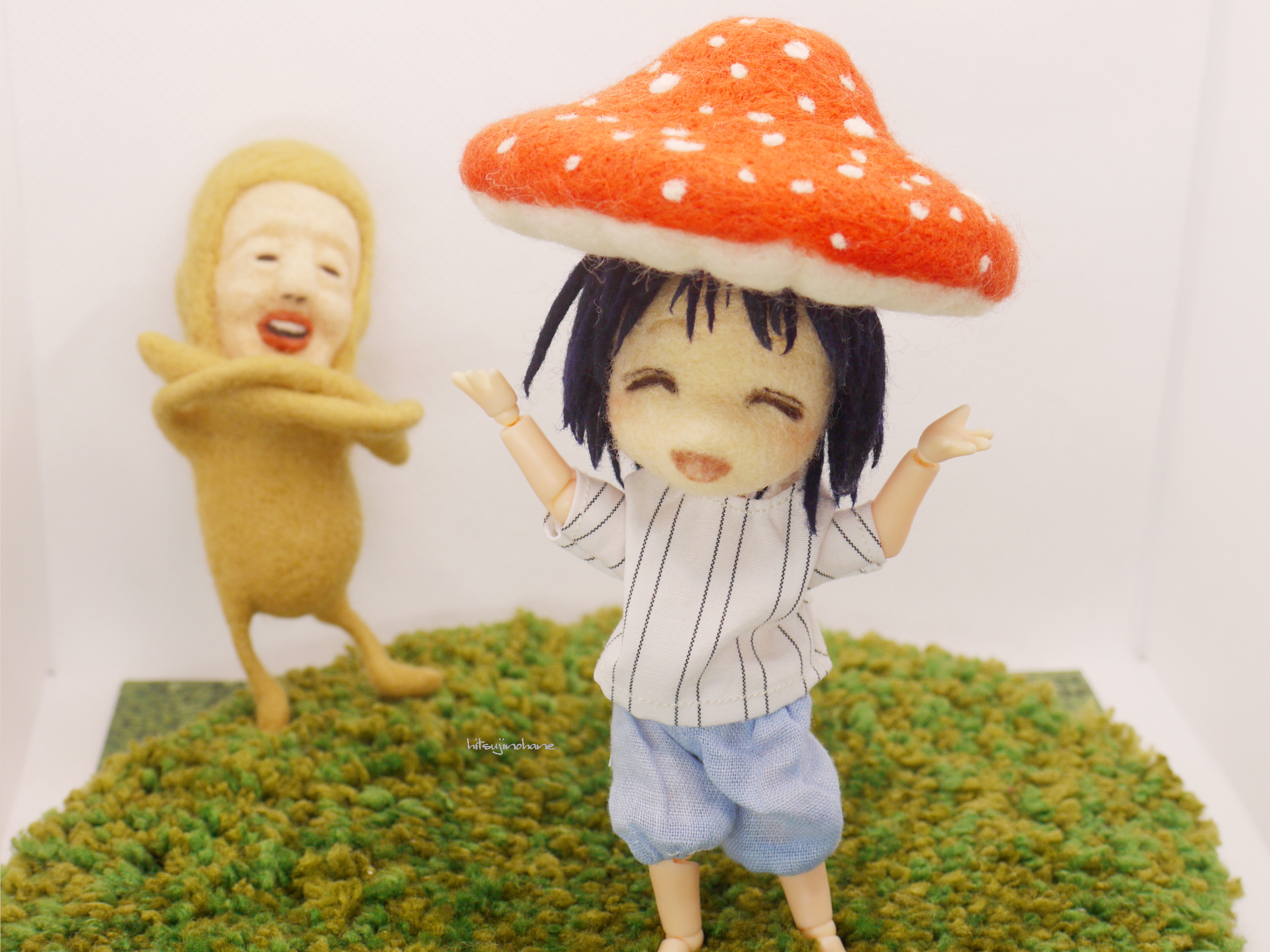 ひつじのはね 8 10 もふしら12巻発売 きのこの日 なんだって じゃあこの子の出番 以前作ったこびとづかんの キャラクター ベニキノコビト っていうらしい ちなみに頭の傘は外して食べられるらしい 笑 こびとづかん 羊毛フェルト もふしら