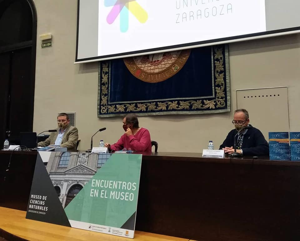 museonat's tweet photo. Ayer asistimos a la presentación del #libro del geólogo y paleontólogo Luis Moliner: "Fósiles con nombre aragonés"🦴🐚🍁 La jornada fue un éxito, sirvió para celebrar los 25 años de la creación de la #SAMPUZ y para poner en valor el #patrimonio paleontológico de #Aragon https://t.co/K3Ltcncwjm