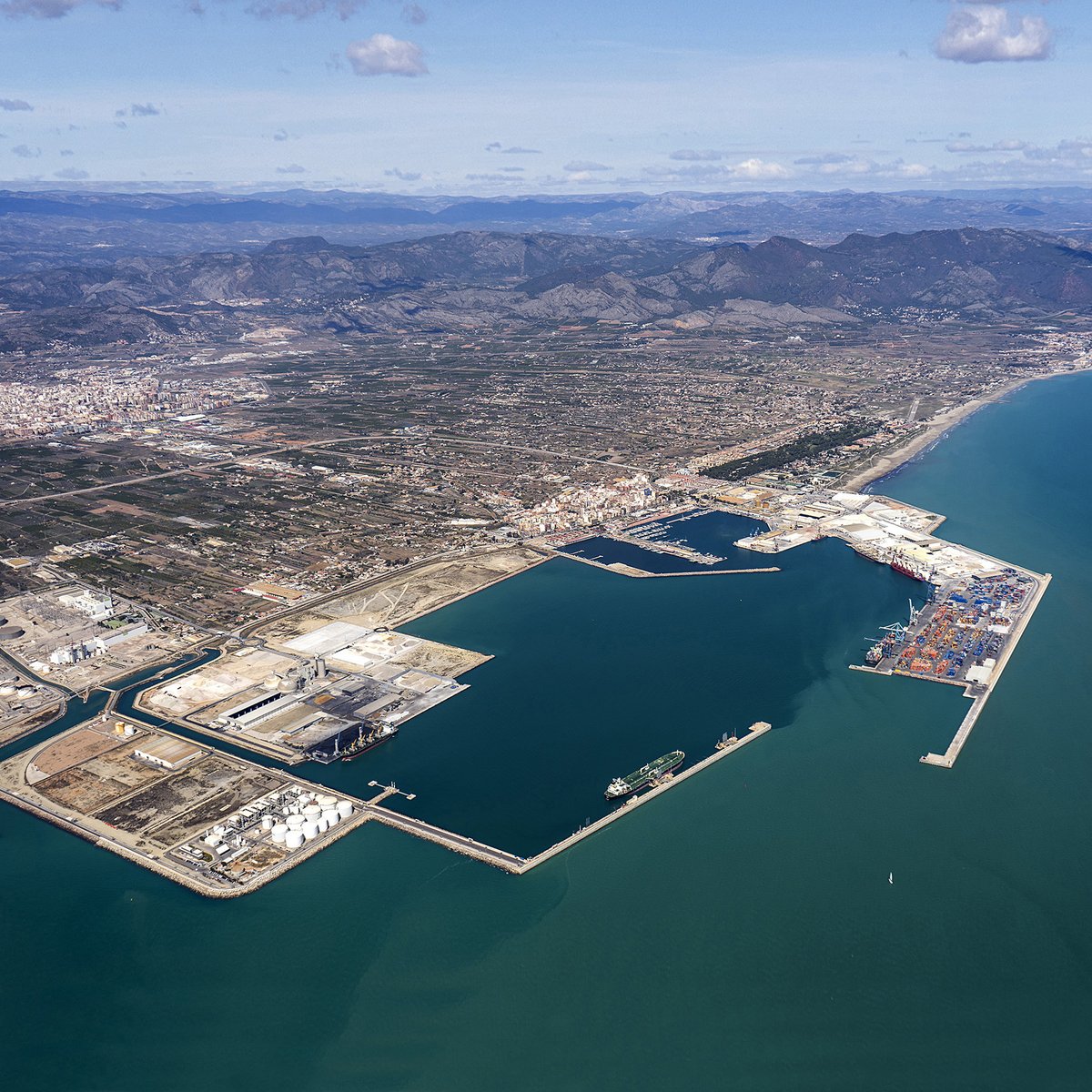 @PuertosEstado y @portcastello consensúan el Plan de Empresa 2020-2024, que contempla una inversión de 93,2 M€. https://t.co/KTIQWNygAE https://t.co/AggQ6kJO40