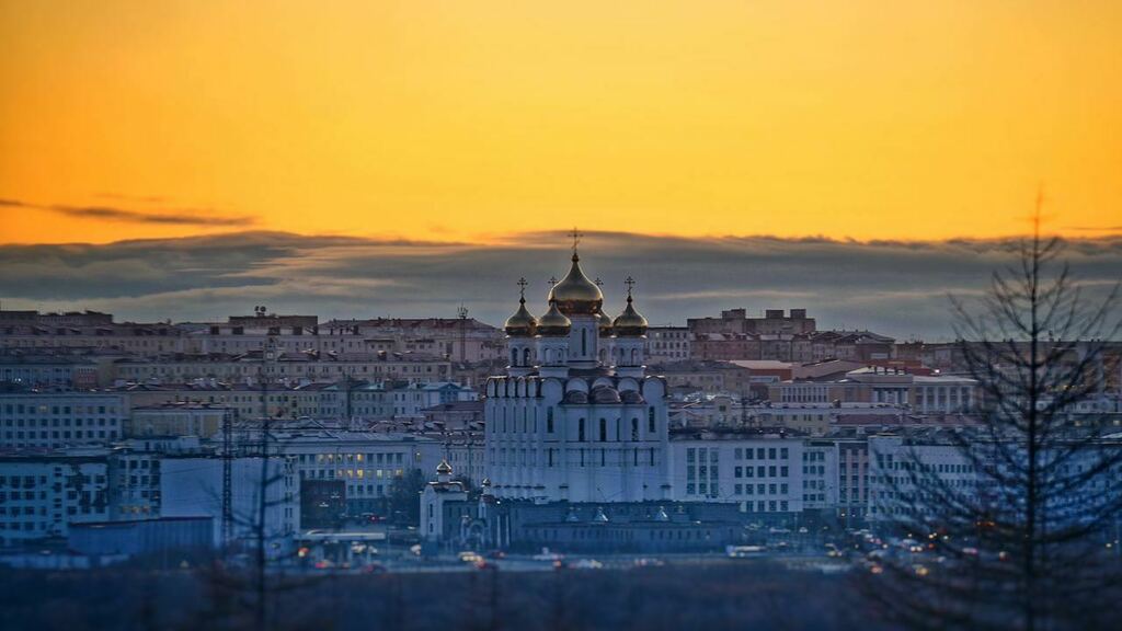 alkrylov's tweet image. #ВосторгПутешествий: Свято-Троицкий кафедральный собор. Его построили на средства колымчан на месте 16-этажного недостроя Дома Советов. В апреле 87-го перед зданием был установлен памятник Ленину, а на доме красовался плакат «Пусть живет в веках имя и де… bit.ly/2SZB5yt