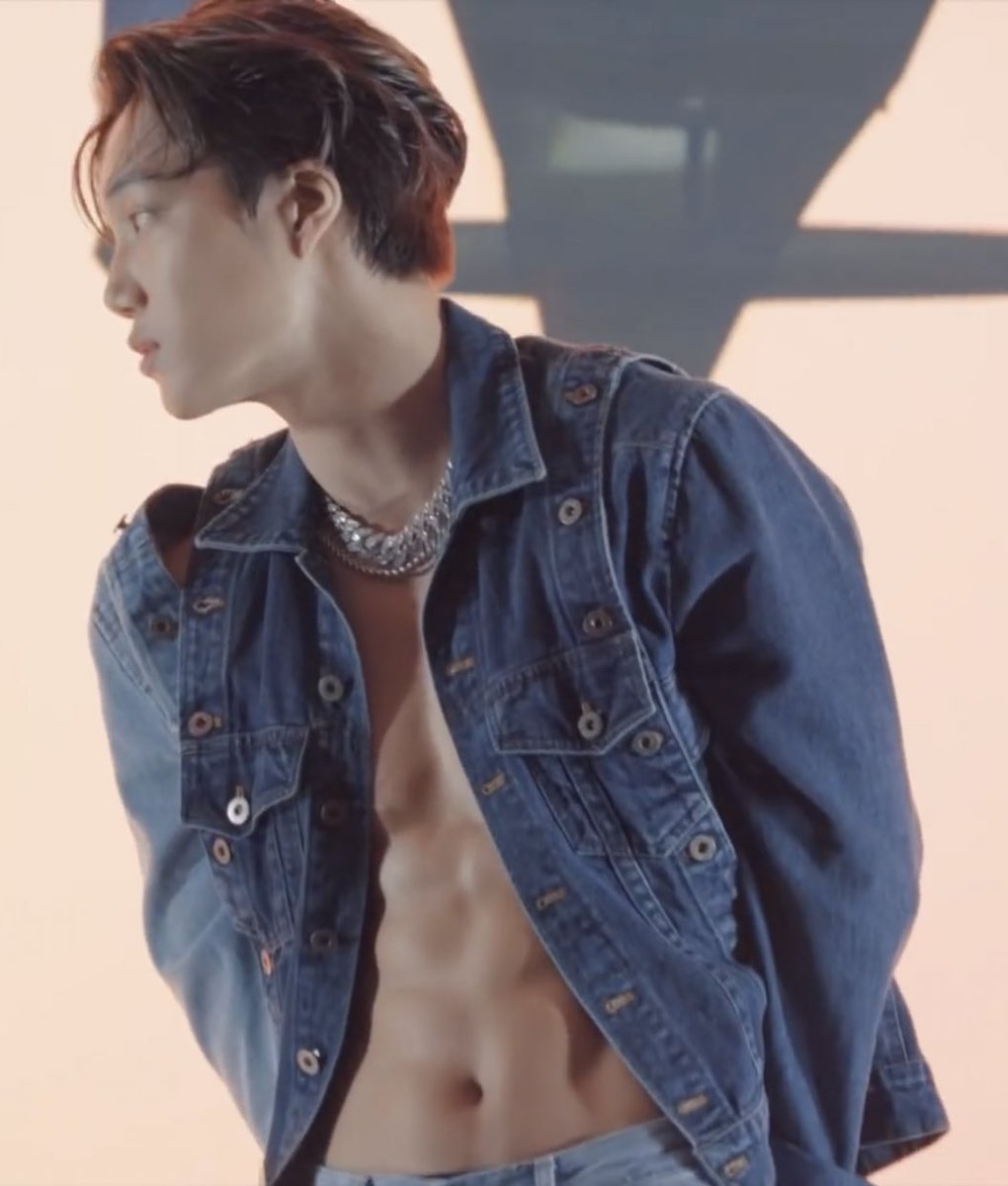 tinykji's tweet photo. yo he’s RIPPED https://t.co/D9LpPwgXCG