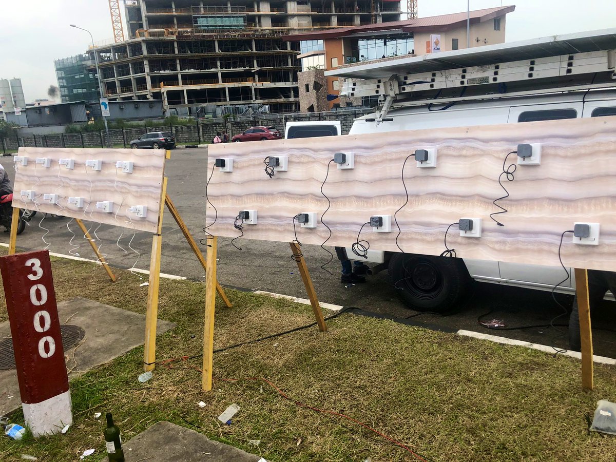 Naija_PR's tweet photo. Lekki #EndSARS protesters can now charge their phones , solar inverter and phone chargers have been made available 💪🏽💪🏽💪🏽 https://t.co/tlenP8NQWE