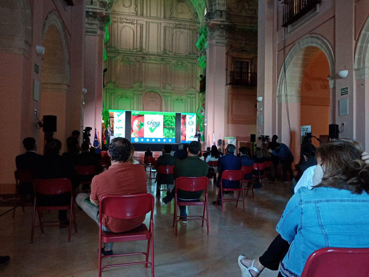 ASAJACADIZ's tweet photo. 👉Hoy @ASAJACADIZ representada por @curropeco e @ILeonGamez en la presentación del proyecto #Cádiz Bienmesabe de la @diputacioncadiz  para poner en valor los productos agroalimentarios de la provincia de Cádiz a nivel nacional e internacional. Magnífica iniciativa. https://t.co/TFyqlXFy60