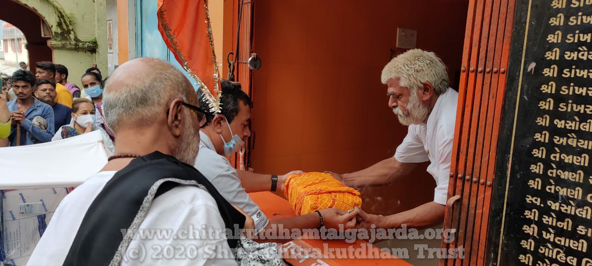 SANGEETNIDUNIYA's tweet photo. गुरु दत्तात्रेय और माँ अंबे का आशीर्वाद प्राप्त करके मोरारी बापू कमंडल कुंड पहुंचे | कल से अश्विन नवरात्र के पावन अवसर पर इसी पवित्र भूमि से नवदिवसीय रामकथा प्रारंभ होने जा रही है 

Live on Aastha &amp; Youtube 
9.30 AM onwards 

#Moraribapu #Ramkatha #Girnar https://t.co/cA2Y0F7rXV