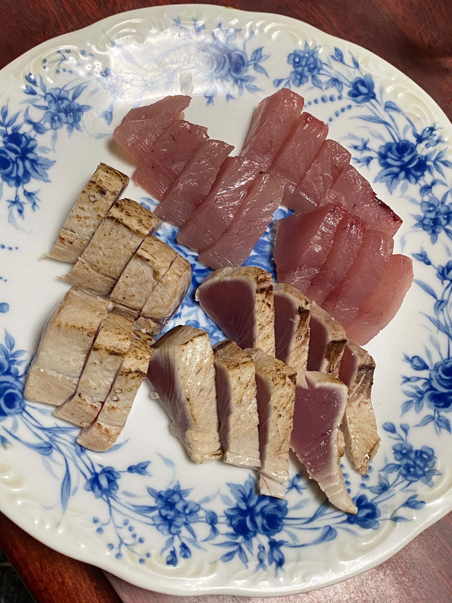 夏蜜柑 今日は昨日のマグロとロウニンアジを食べた マグロは刺身とたたきとステーキにロウニンはニンニクで焼いてみました 思いつく言葉が1つしかない 美味かった 魚料理 魚 料理好きな人と繋がりたい Gt タタキ T Co 8irriijjbo Twitter