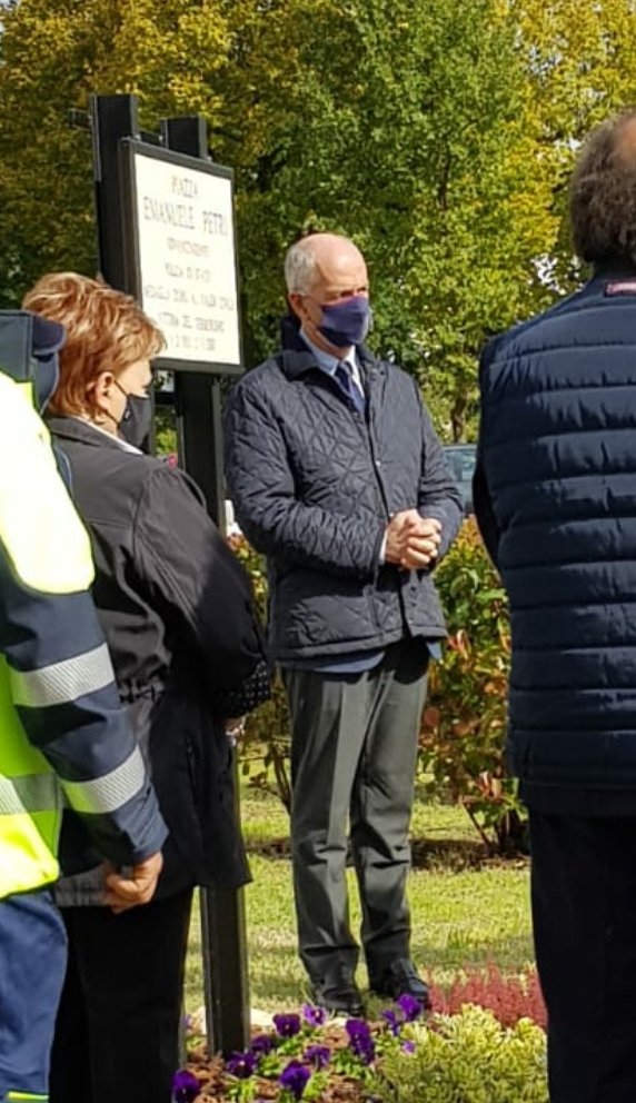 poliziadistato's tweet photo. "Quando una comunità titola un pezzo del suo territorio non è solo un atto di generosità, ma un riconoscimento, una dimostrazione dei valori in cui noi crediamo, al servizio del nostro Paese” ha detto il #CapodellaPolizia all'intitolazione della piazza di Orvieto a #EmanuelePetri https://t.co/aEwvuMPgfH