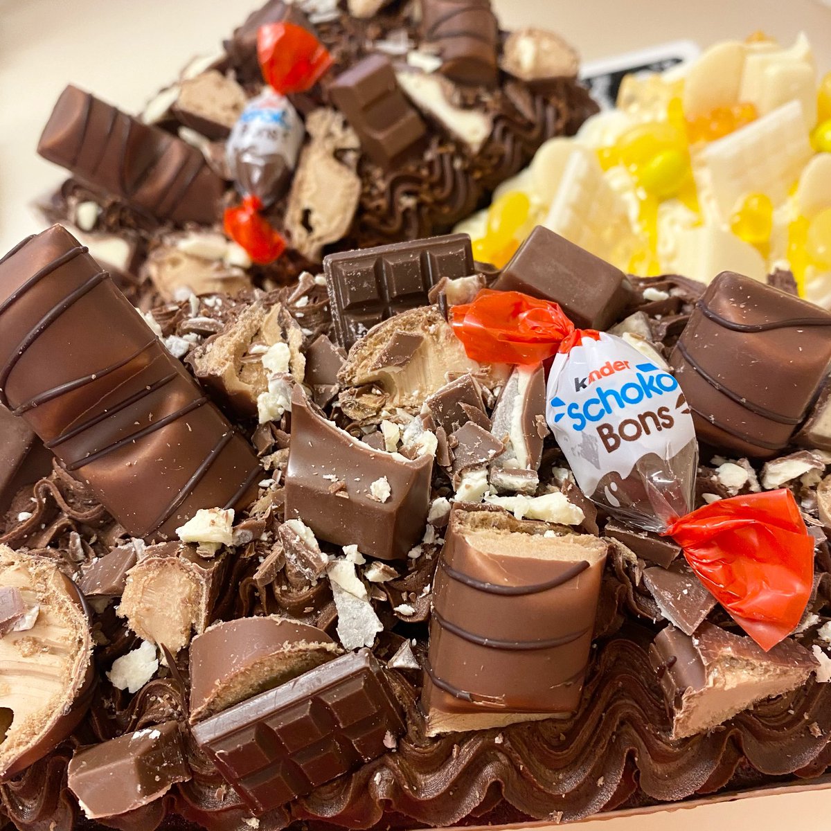 Have you tried our new LOADED BAR CAKES? Give us a call to order for same day collection 😍😋
£8.95 each or 2 for £15.00 - payment required to book