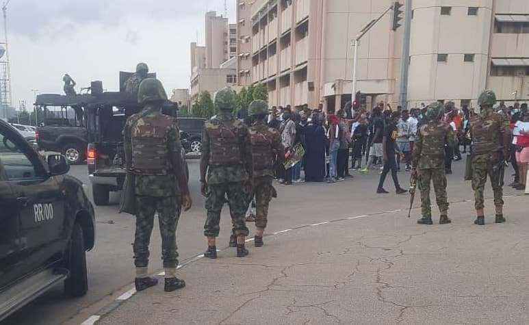 Breaking...
Nigeria military gun down 5 protesting secondary school youths in Taraba.. #EndNigeriaNowAndSaveLives.  Contraption! <a href="/MaziNnamdiKanu/">Mazi Nnamdi Kanu</a>
