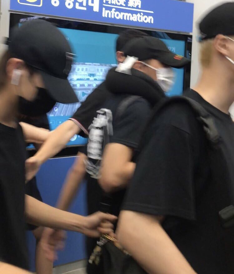renjun holding onto jeno's bag at the airport because they were crowded 