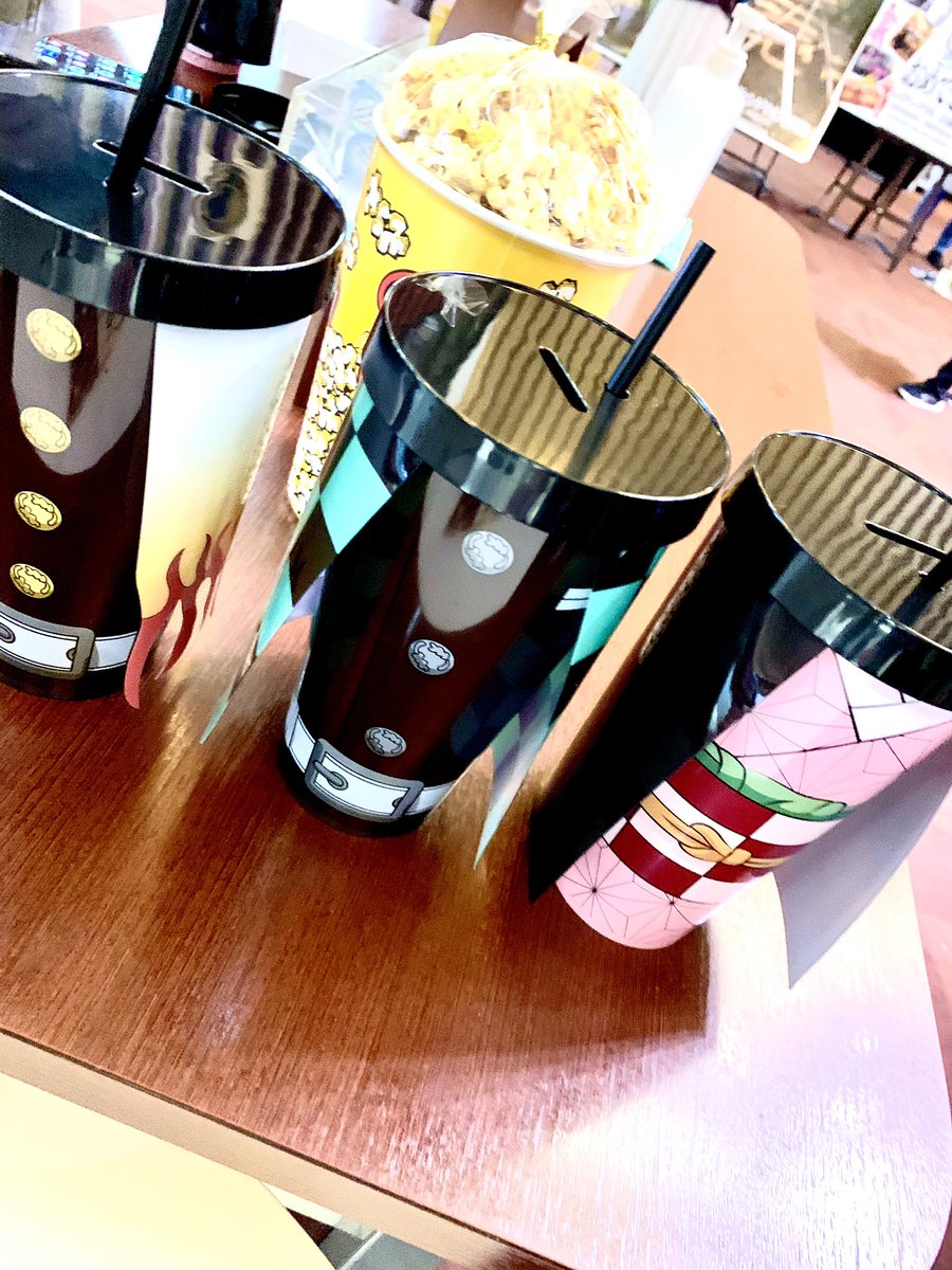wookiryu's tweet photo. どんぐりぱわーずのあいこと、らびっとビーチのゆうきの3人で、キムチの、あ💦鬼滅の刃の映画観てきました✨✨✨

原作読んでても興奮して、ヌンムル流して、パクスして、カムドンしました😭

ドリンクホルダーもチェゴ❗️ https://t.co/7pORyhTfxT