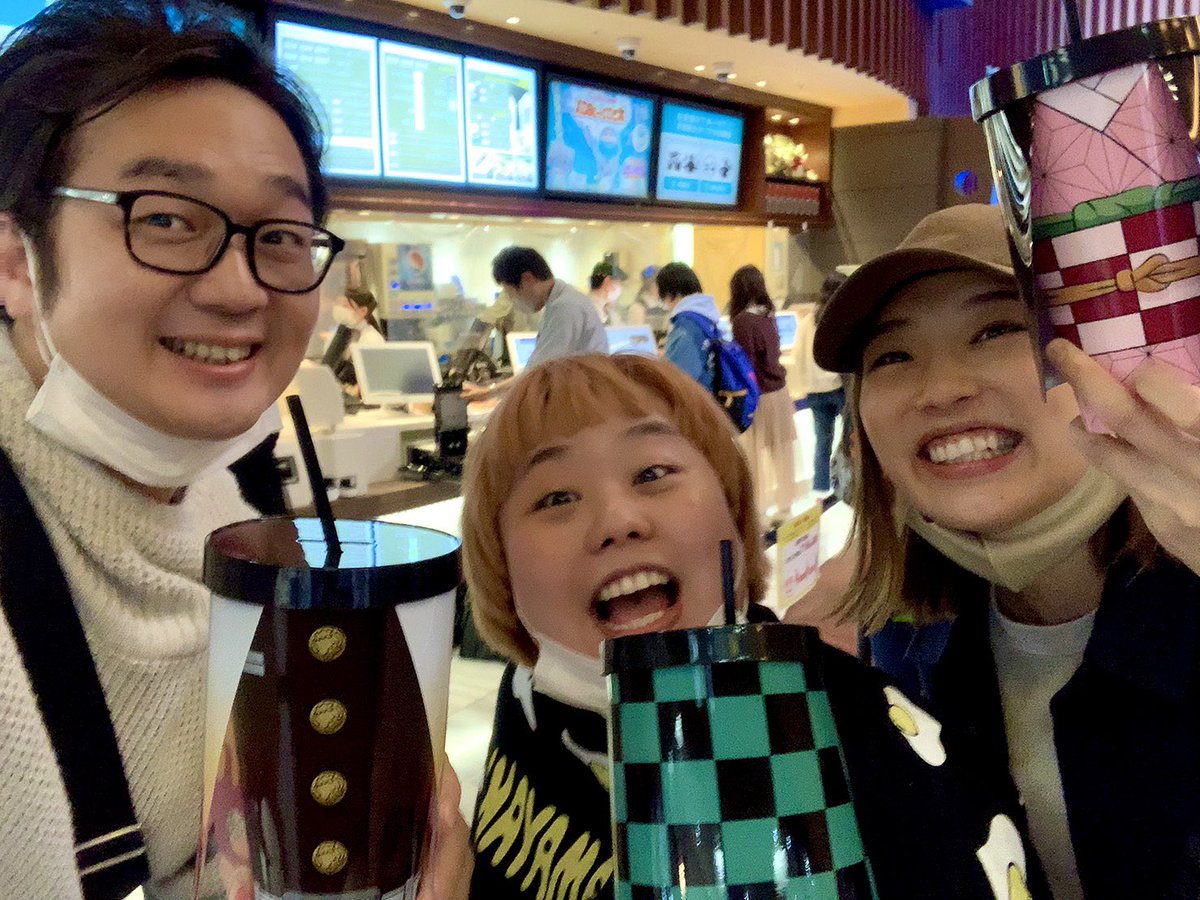 wookiryu's tweet photo. どんぐりぱわーずのあいこと、らびっとビーチのゆうきの3人で、キムチの、あ💦鬼滅の刃の映画観てきました✨✨✨

原作読んでても興奮して、ヌンムル流して、パクスして、カムドンしました😭

ドリンクホルダーもチェゴ❗️ https://t.co/7pORyhTfxT