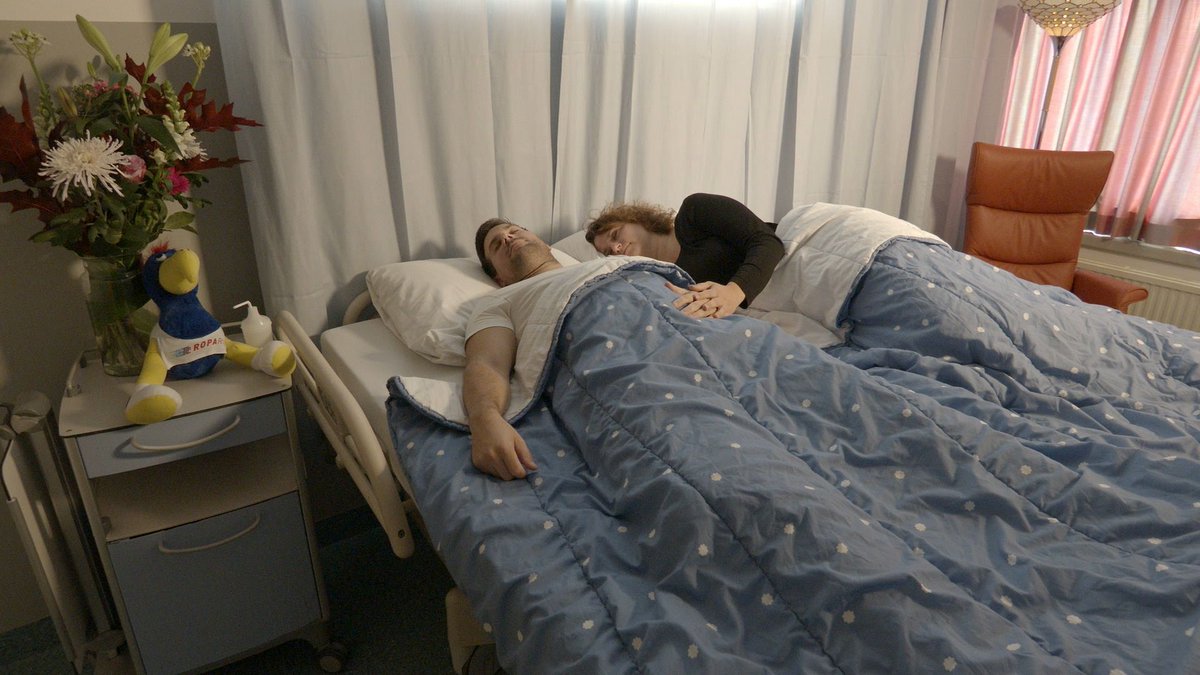 MaastrichtUMC's tweet image. Het MUMC+ beschikt sinds kort over een #mobiele #palliatieve #unit, die zodanig is ingericht dat er een huiskamerachtige sfeer ontstaat. De voorziening, financieel ondersteund door Roparun, werd gisteren officieel geopend door RvB-voorzitter Helen Mertens. bit.ly/344NPKB