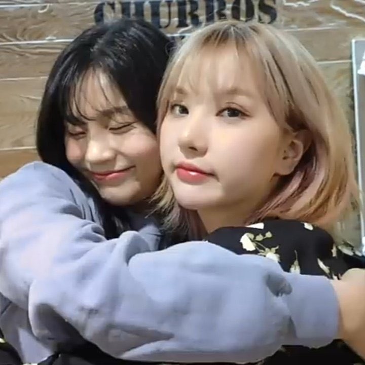 yeojaevnha's tweet photo. who’s faking the maknae role? 🐰 https://t.co/Txg93gShXs