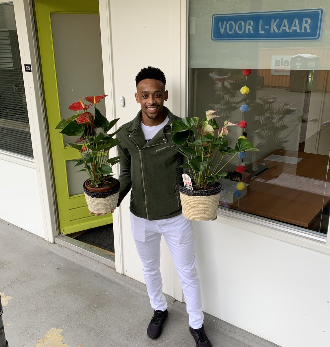 Bewoner Gennaro Biswane (23 jaar) vond dat ons kantoor wel wat gezelligs kon gebruiken en kwam ons 2 mooie planten brengen om de boel op te vrolijken. 
Gennero is iedere woensdag ochtend om 09.00 uur te vinden in het park naast de L-flat om sportles te geven. Kom je ook mee doen?