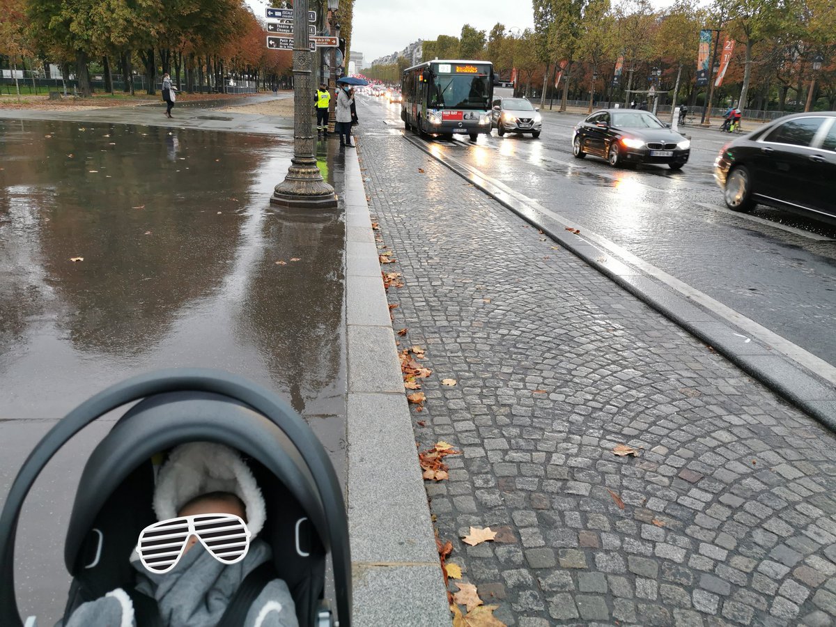 Aujourd'hui, avec ma petite famille, on est rentrés de Paris à Hong Kong. Je vais profiter de la quatorzaine pour vous raconter le système de tests à l'arrivée et de mise en quarantaine. Ça rigole pas. Accrochez-vous, et montez dans la poussette de ma fille, Ada, 3 mois