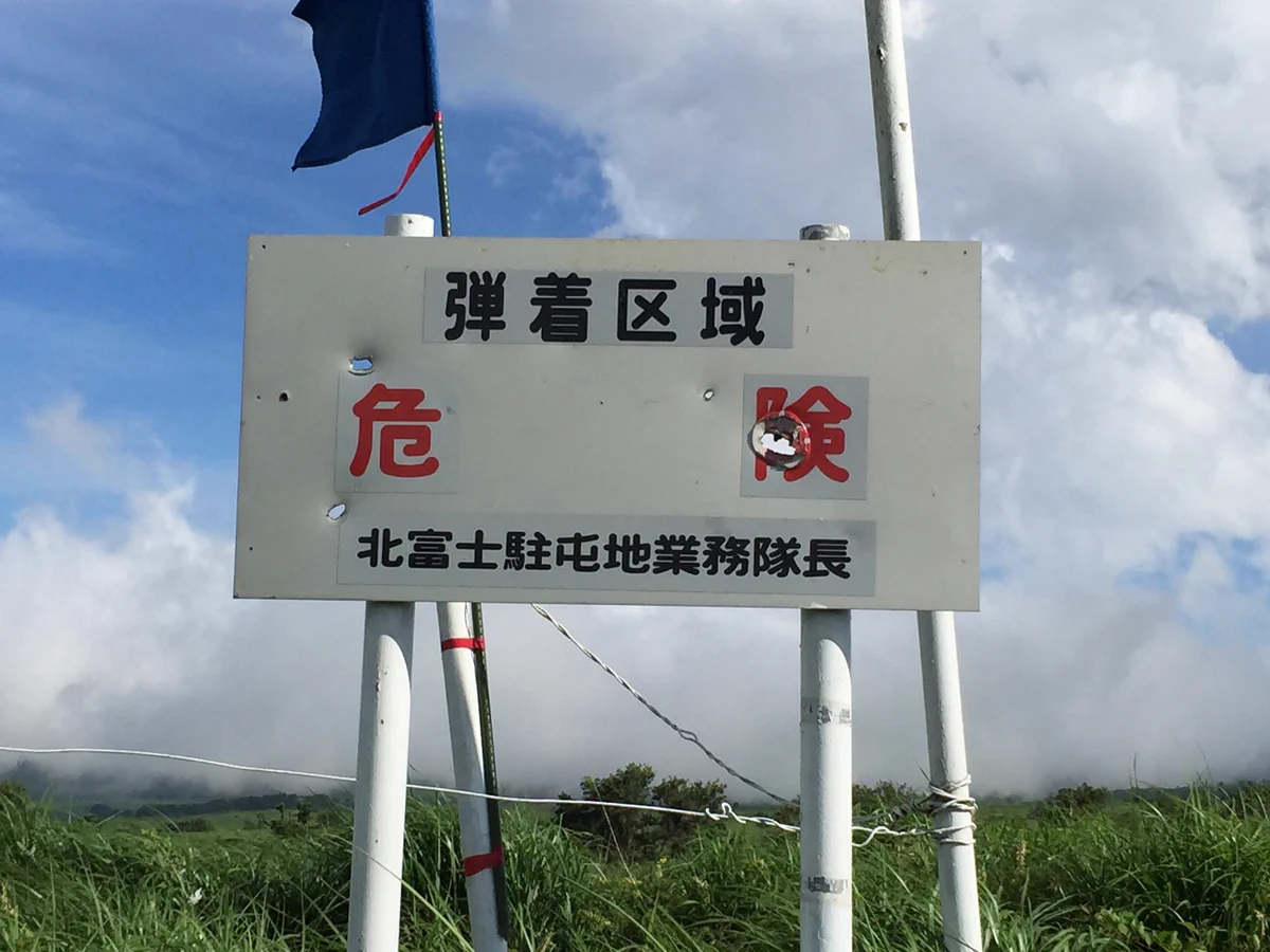 これは怖い…！体を張って危険を教えてくれる看板