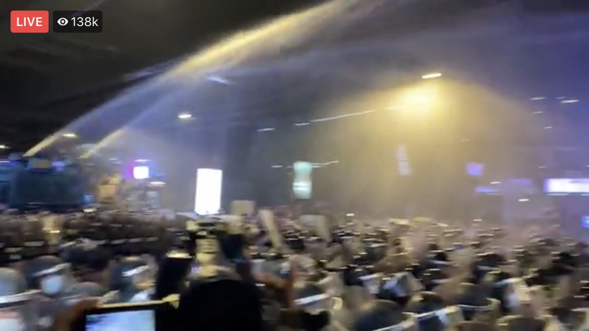 thereportersth's tweet photo. เจ้าหน้าที่ฉีดน้ำเพื่อผลักดันผู้ชุมนุมแล้ว ตามมาตรการในการควบคุมฝูงชน หลังแจ้งให้ผู้ชุมนุมทราบ และให้เวลาในการยุติการชุมนุม 

ผู้ชุมนุมยังปักหลัก เจ้าหน้าที่ฉีดน้ำแล้วหยุดเป็นระยะ 

#TheReporters #คณะราษฎร2563 https://t.co/cjJR0gmzt7