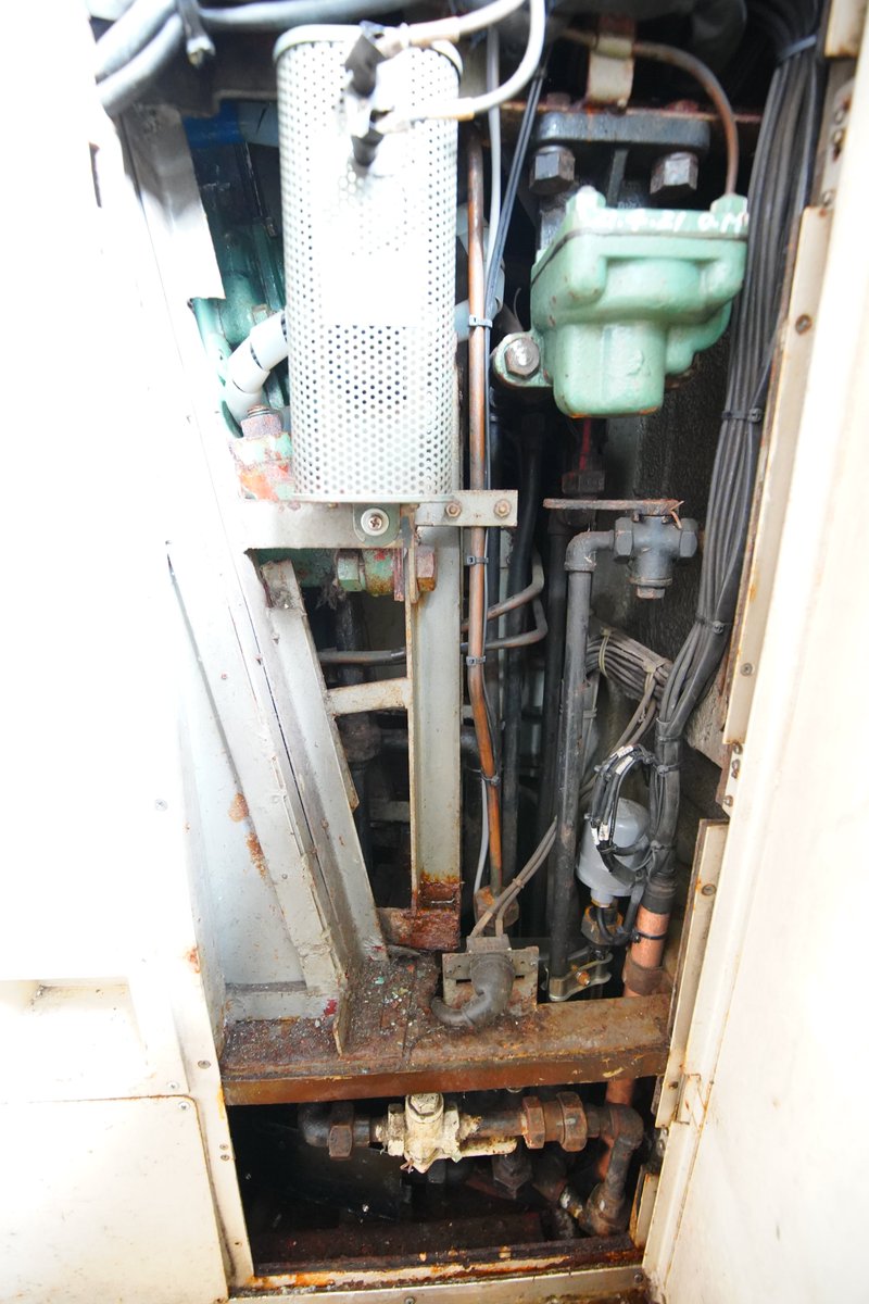 運転台脇の点検扉を開けていただいて確認したところ、やはり理由は