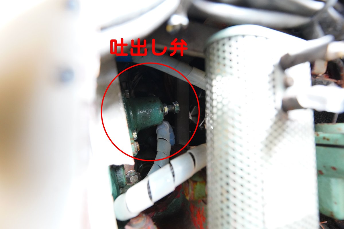 運転台脇の点検扉を開けていただいて確認したところ、やはり理由は