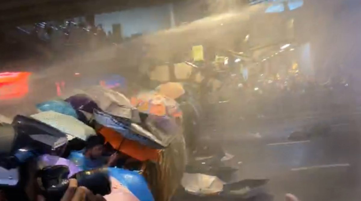 prachatai_en's tweet photo. 18.50

Police officers have used water cannon on protesters near the Siam BTS station. 

#WhatsHappeningInThailand #16ตุลาไปแยกปทุมวัน https://t.co/06JwcAesdh