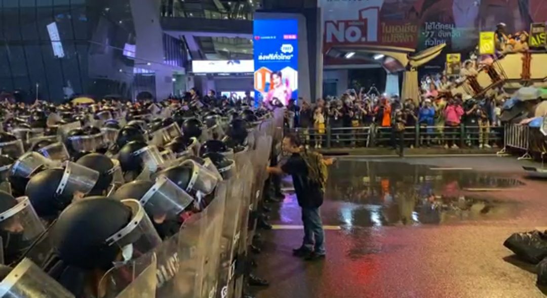 18.50

Police officers have used water cannon on protesters near the Siam BTS station. 

#WhatsHappeningInThailand #16ตุลาไปแยกปทุมวัน