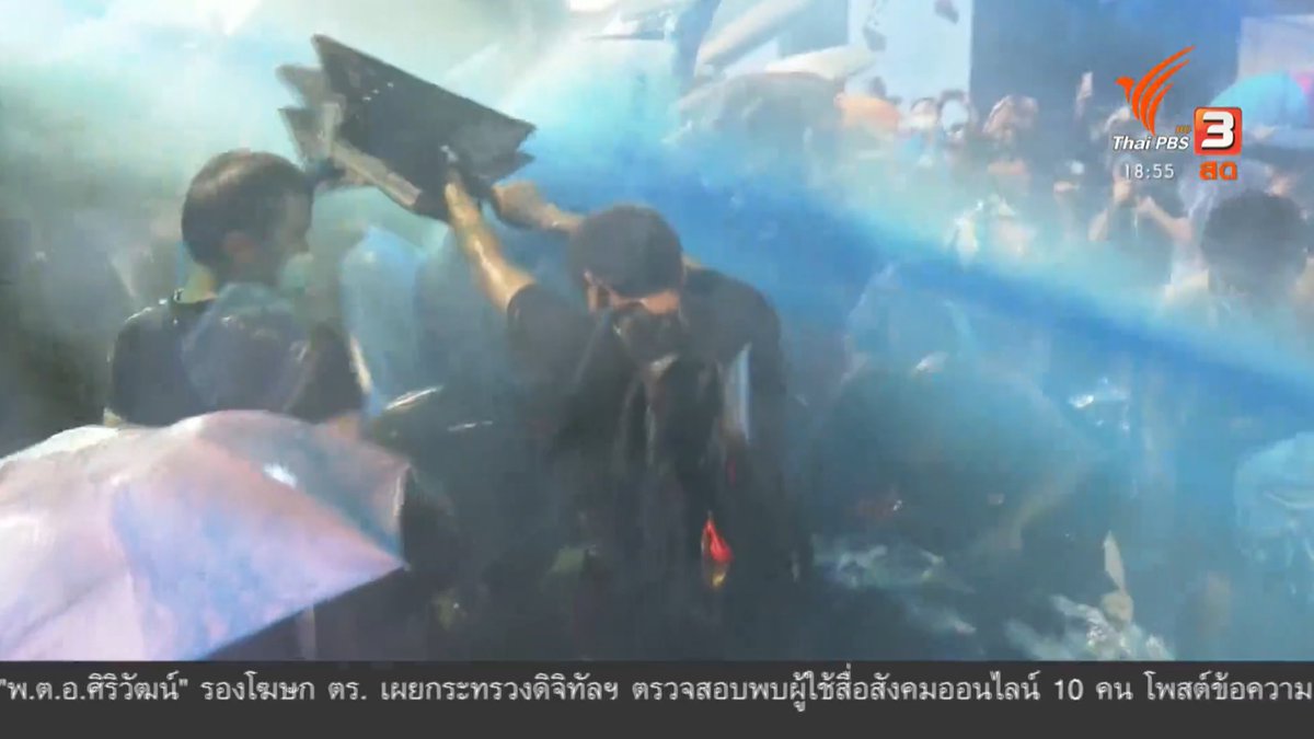 Fz_Fang's tweet photo. เขาบอกว่า ตำรวจเปิดเสียงความถี่สูง แล้วก็ใช้น้ำผสมสีที่ล้างออกยากฉีด เพื่อจะจับกุมตัวได้ง่ายในภายหลัง ควย ไอพวกเหี้ย #16ตุลาไปแยกปทุมวัน https://t.co/6thFUUxcME