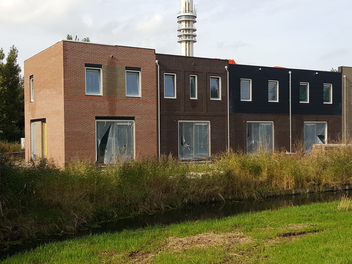 Project de Staart uit de steigers! De bouw van de 44 NOM-woningen in Wormer verloopt voorspoedig. De eerste duurzame woningen zijn uit de steigers en het straatbeeld wordt al mooi zichtbaar. De eengezinswoningen worden binnen een aantal maanden aangeboden via WoningNet.