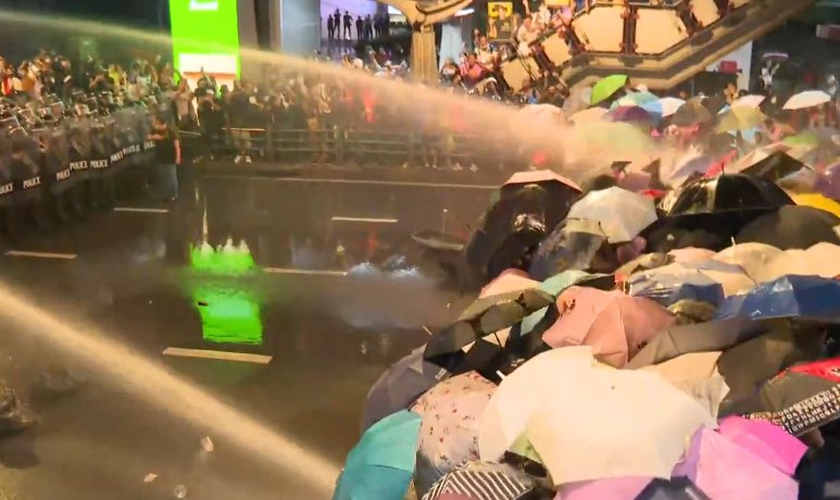 sunaibkk's tweet image. URGENT! Police disperse democracy protest in front of Bangkok’s Siam Paragon using water cannon to break protesters’s line and pushing through with shields. Protesters defend themselves with umbrellas. @HRW #WhatsHappeningInThailand #16ตุลาไปแยกปทุมวัน #หยุดคุกคามประชาชน
