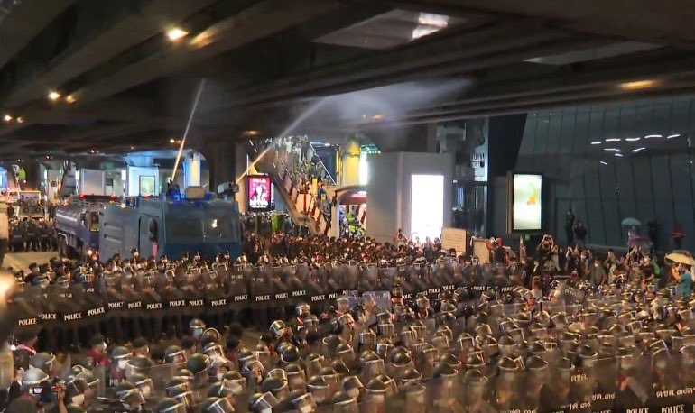 sunaibkk's tweet image. URGENT! Police disperse democracy protest in front of Bangkok’s Siam Paragon using water cannon to break protesters’s line and pushing through with shields. Protesters defend themselves with umbrellas. @HRW #WhatsHappeningInThailand #16ตุลาไปแยกปทุมวัน #หยุดคุกคามประชาชน
