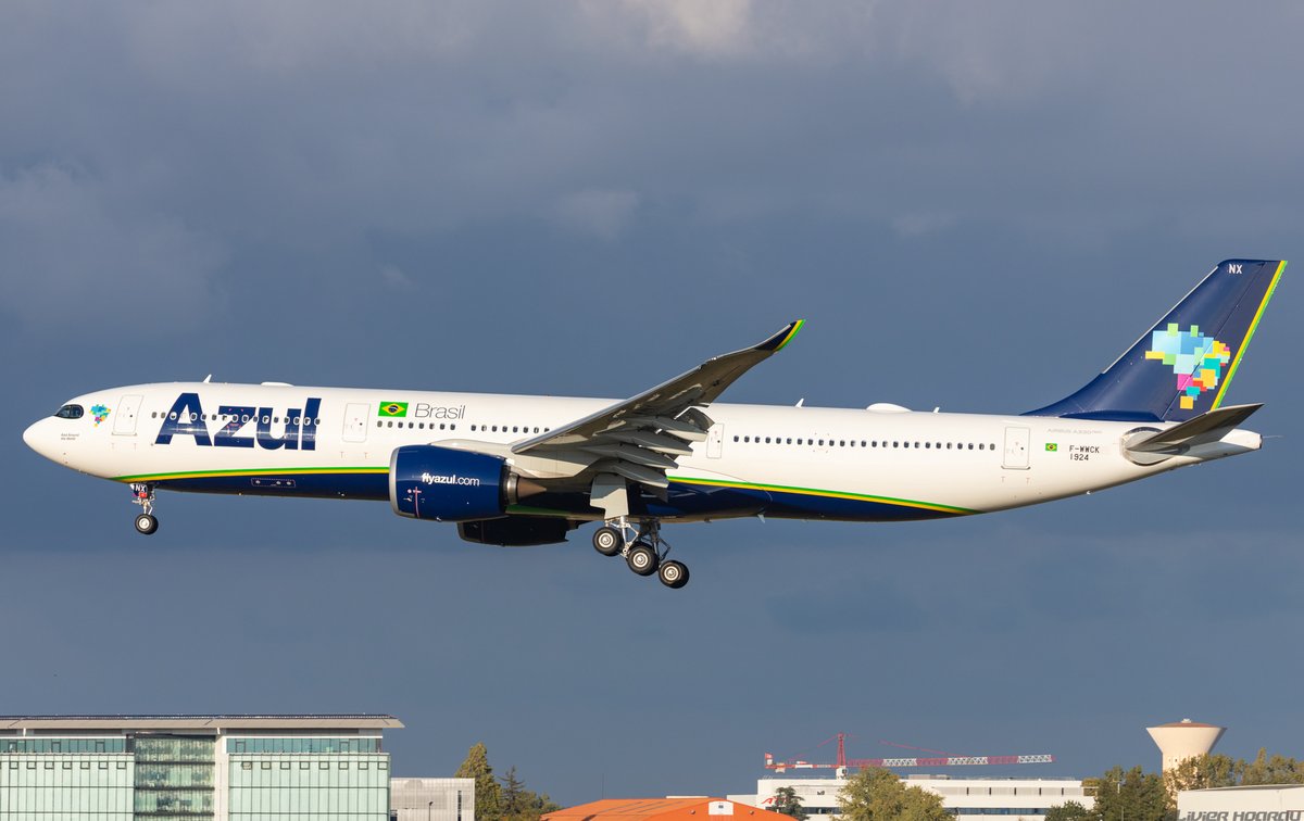 OlivierHoarau's tweet photo. 🇧🇷 Winter light is coming😋A new #A330Neo of @azulinhasaereas landing yesterday after another test #Flight at #Toulouse 😍✈️
#Avgeeks #Airbus #A330 #Azul #PRANX #AzularoundtheWorld #Airport https://t.co/s2VkLaGdq3