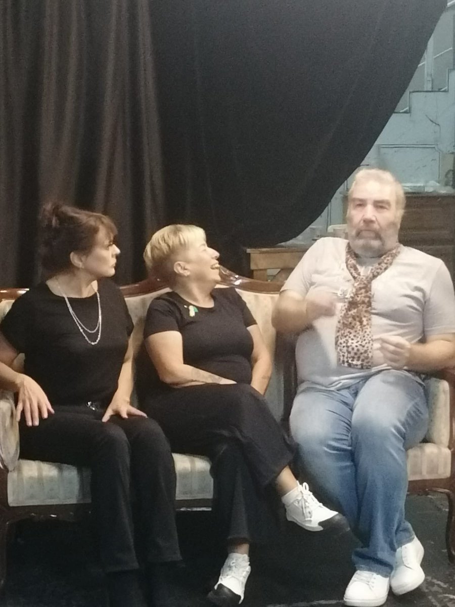 Oynayacağız...
8 kasımda prömiyer yapıyoruz...
Ayakta kalmak için sanata ve edebiyata sarılacağız.
Başka yolu yok:))
<a href="/kedisahne/">Kedi Sahne Sanatları -Eserekli Tiyatro</a> @hakanaltinerofficial @aydannsener @zeynepelcin @damlacercisoglu <a href="/anilyulek/">Anıl Yülek</a> <a href="/msadioz/">Sadi Özen 💙💛</a> @kahramansivri @efeyesilay @kubramadakyesilay @canozogull