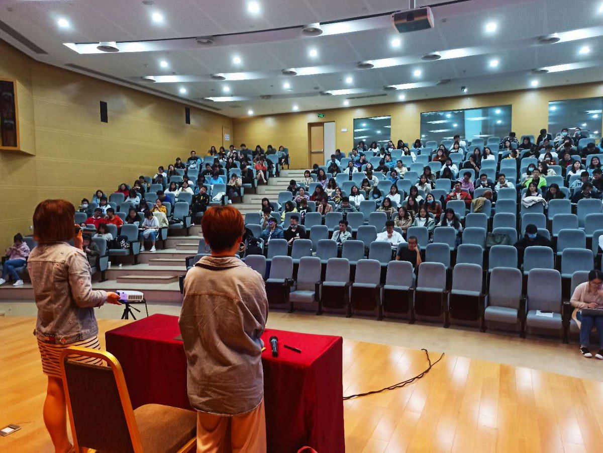 Intervention de @Loreal sur le campus de #Suzhou. Une rencontre organisée avec les étudiants en amphi puis autour d'un #BusinessLunch. Les étudiants ont discuté de cette entreprise française dont la #Chine est l'un des principaux enjeux stratégiques #businessconference #strategie