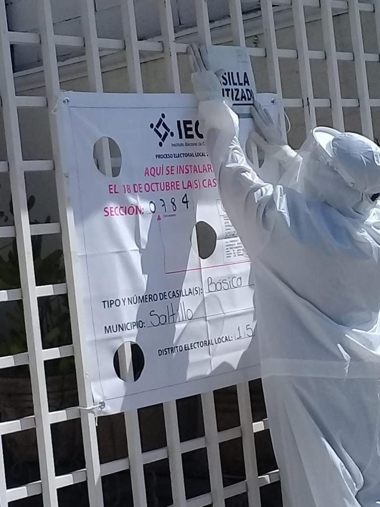 IECoahuila's tweet photo. Las 3828 casillas que se instalarán para la Jornada Electoral del próximo domingo #18DeOctubre, están siendo sanitizadas por la @SS_Coahuila y se aplicarán los protocolos de seguridad sanitaria cuando acudas a emitir tu voto. #Coahuila #SeguroVotamos https://t.co/XsLTTZAckx