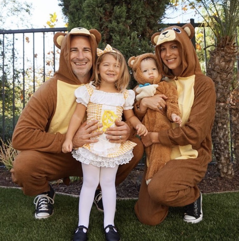 ClassroomLibCo's tweet image. How amazing are these Goldilocks and the Three Bears costumes?! What will you or your children be this Halloween?🐻🎃 (📸: trendsntrinkets4tots )

#halloween #fall #goldilocks #goldilocksandthethreebears #costumes #familycostumes