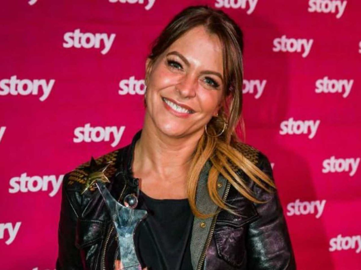Karen Damen hard aangepakt door bekende komiek: “Zoek een leven!”: Karen Damen maakt furore als panellid in ‘The Masked Singer’. Ze gaat helemaal op in de zoektocht naar wie zich in de pakken verschuilt. https://t.co/X6QOuMy4pt https://t.co/dadKYkkvYu