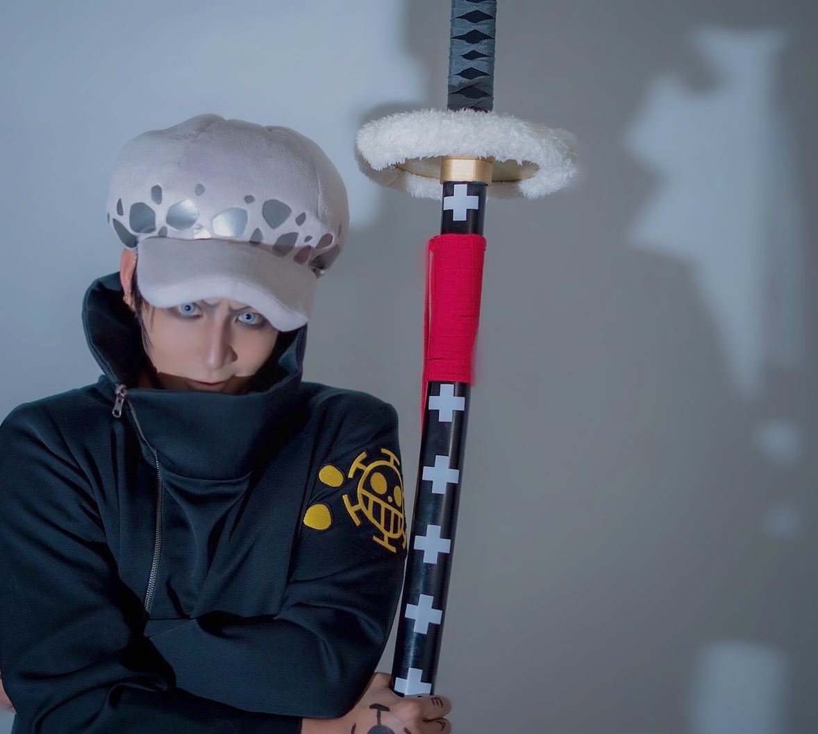 雨神ryo コスモスナップ 作品名 One Piece キャラ名 トラファルガー ロー マークを立体的に見せる為 刺繍屋にて光沢のある刺繍を用意しました また コートの素材をウール100 で作っており 首周りの広さ 高さ 刀 鬼哭 のバランス感を 雨神ryo コスモスナップ 作品名 One Piece キャラ名 トラファルガー ロー マークを立体的に見せる為 刺繍屋にて光沢のある刺繍を用意しました また コートの素材をウール100 で作っており 首周りの広さ 高さ 刀 鬼哭 のバランス感を