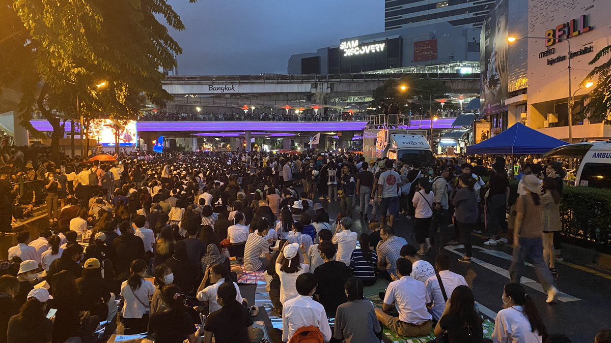 Some speakers were out entertaining people near the back of the protest line on MBK side as the change of plan led to lack of sound system.  #16ตุลาไปแยกปทุมวัน  #ม็อบ16ตุลา