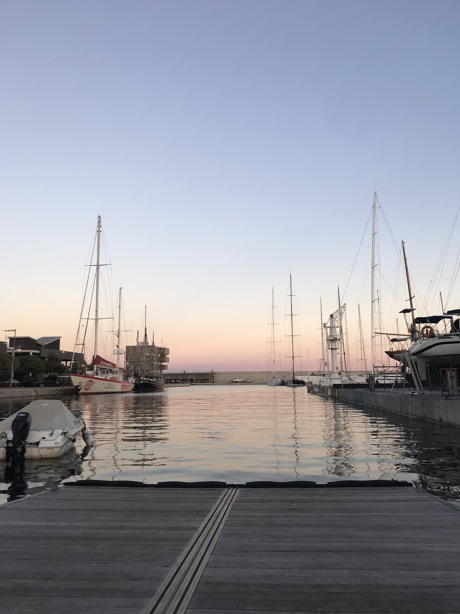 assumptaraf's tweet photo. L’Escola de rem del @rem_cnb hem regala això. #Badalona #tardor https://t.co/IrUyQaoMf1