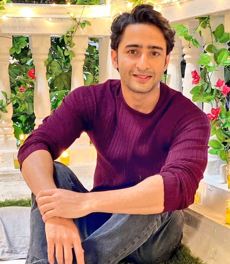 Stylish AbirThe Basic lookPersonally I loved Abir aka Shaheer in this maroon wellfit tee paired wid those basic grey jeansHe definitely doesnt need anything special to make us feel specialrolled up sleeves stroked short hairs n Abir looked so hawt  #EvergreenShaheerAsAbir