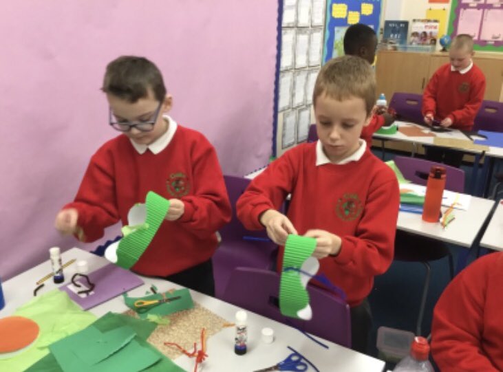 lat_oaksprimary's tweet image. What are Blue Jay class up to? They’re having a seawig competition of course...😀@philipreeve1 #seawigs