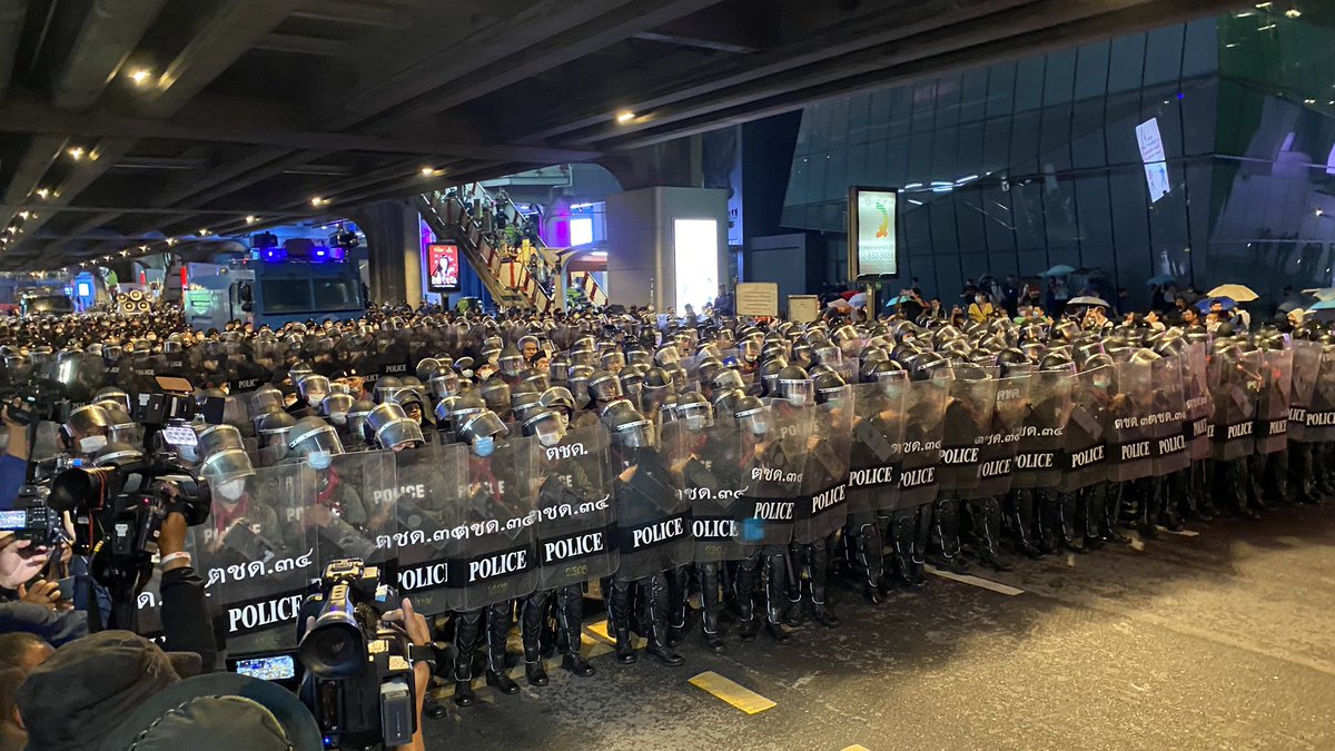 The comes the confrontation as fully geared riot police decided to move in on unarmed civilians who formed up a small barricade to defense themselves.  #16ตุลาไปแยกปทุมวัน  #ม็อบ16ตุลา