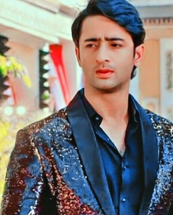 Stylish AbirThe Glitter lookThe coolest Rajvansh draped himself in a black shimmering suit on Kuhu's bday He himself being d ‘sky’ looked adorable wid those glitters The perfect party look made Abir a treat to our eyes n hearts #EvergreenShaheerAsAbir