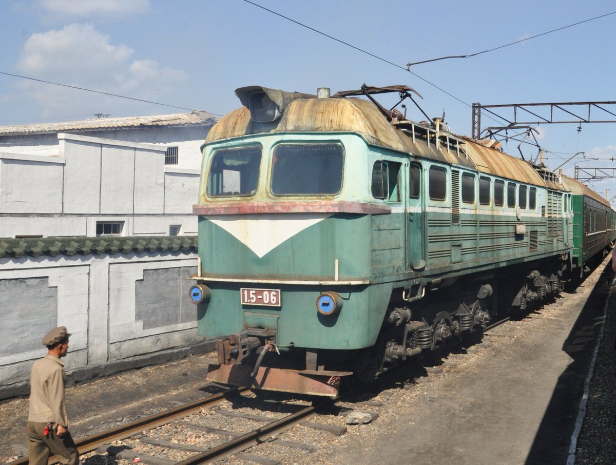 Wir setzen mit etwas Lokomotivtypenkunde fort... eine Spezialität der nordkoreanischen Eisenbahn  sind die "elektrischen M62". Siehe  https://en.wikipedia.org/wiki/Kanghaenggun-class_locomotiveSowas gibts sonst nur in Aserbaidschan 