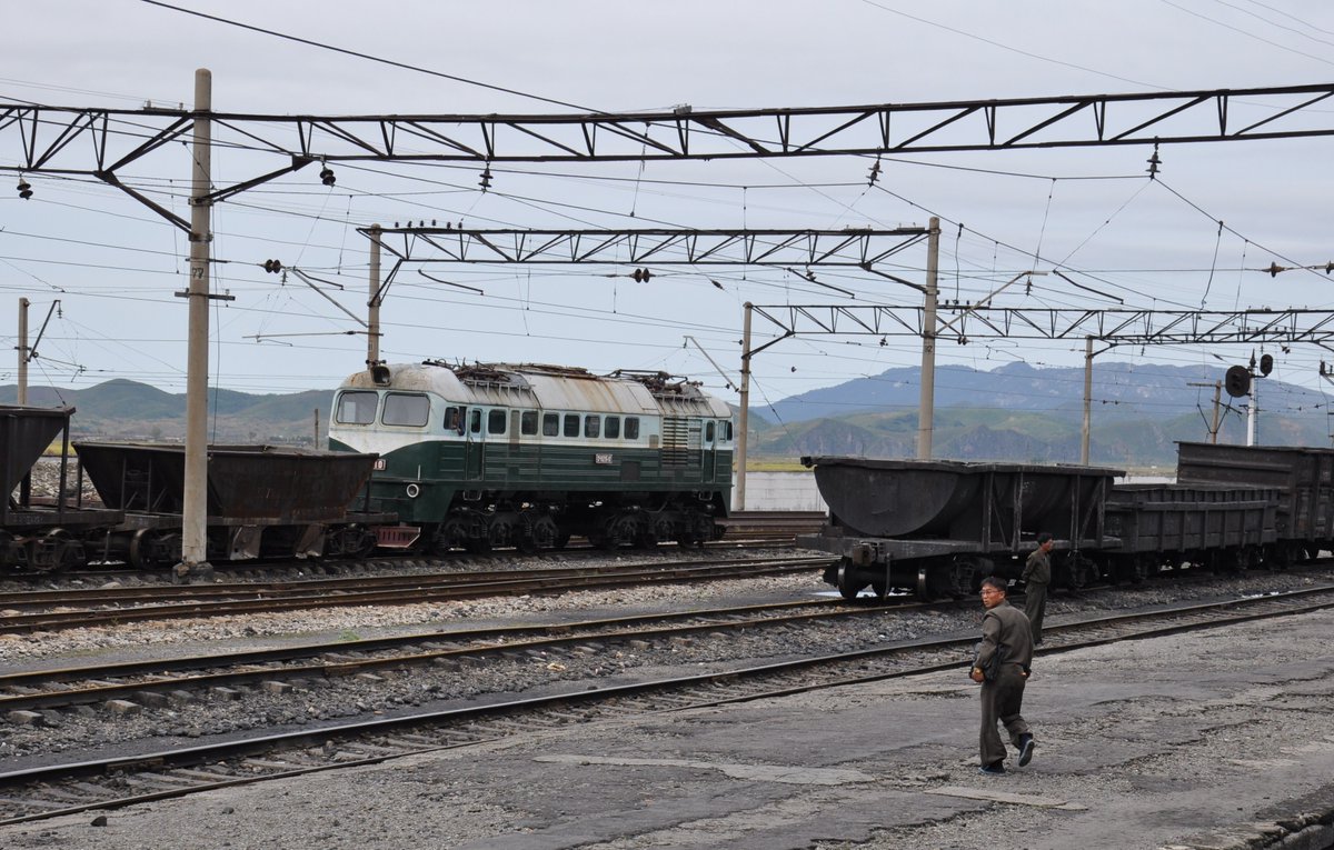 Wir setzen mit etwas Lokomotivtypenkunde fort... eine Spezialität der nordkoreanischen Eisenbahn  sind die "elektrischen M62". Siehe  https://en.wikipedia.org/wiki/Kanghaenggun-class_locomotiveSowas gibts sonst nur in Aserbaidschan 
